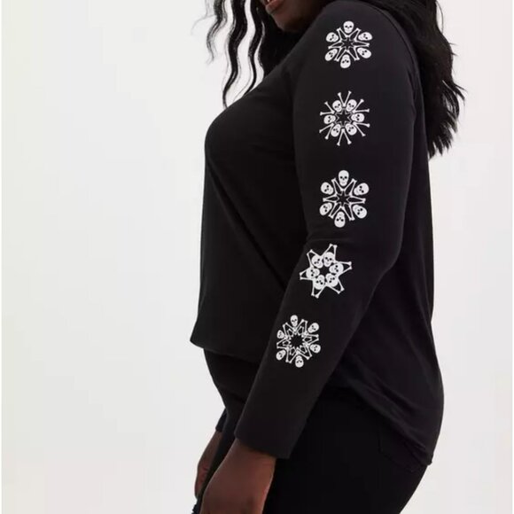 torrid Tops - Skeleton Snowflake Slim Fit long-sleeved Tee by Torrid size 2